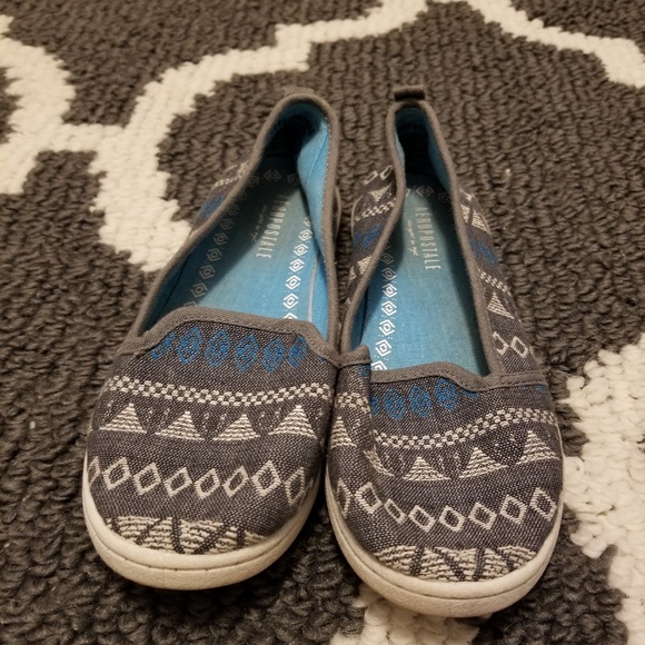 Aztec Design Flats - Picture 2 of 4